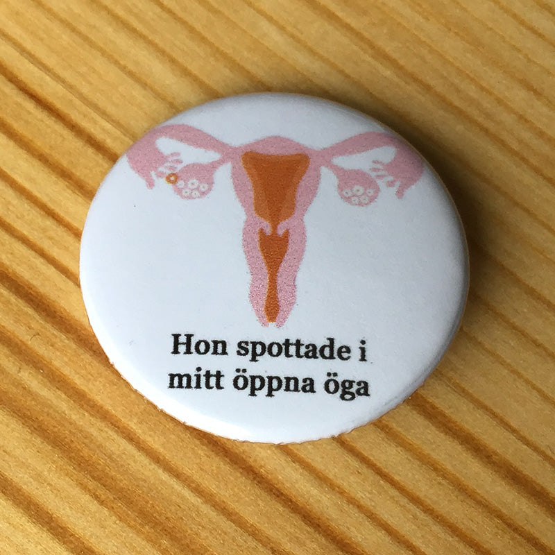 Hon spottade i mitt oppna oga (Badge)